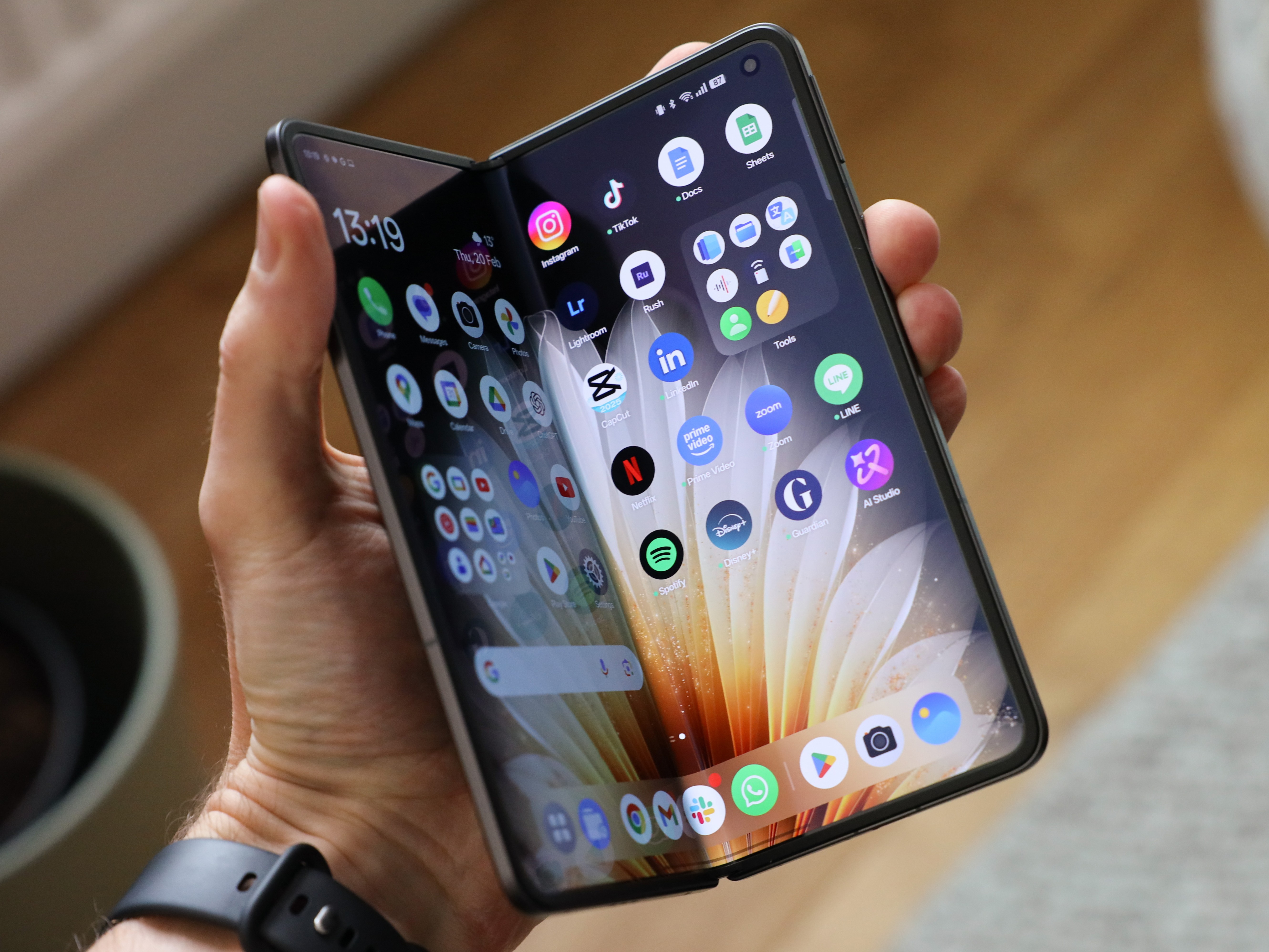 The Foldable That ALMOST Flattens the Competition – The Oppo Find N5