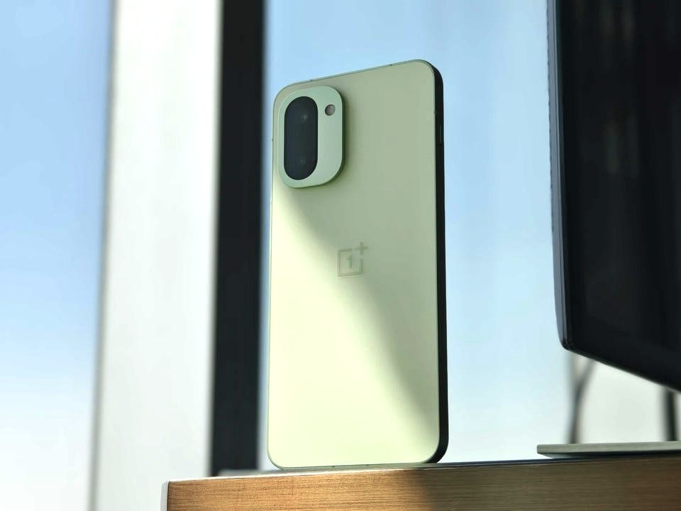 The OnePlus 15R: 6months with a Heavyweight Spec-Monster That Forgot It Was Supposed to Be a "Budget" Phone